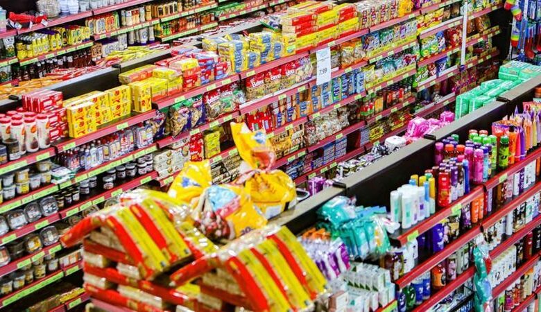 Clientes fazendo compras em supermercado de Goiás.