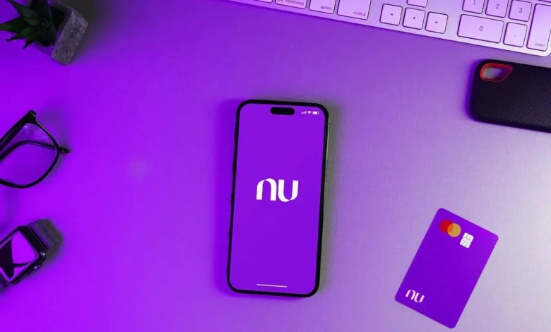 Tela de aplicativo do Nubank exibindo opções financeiras.