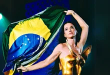 Público lota a praia de Copacabana em evento musical.