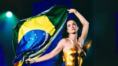 Público lota a praia de Copacabana em evento musical.