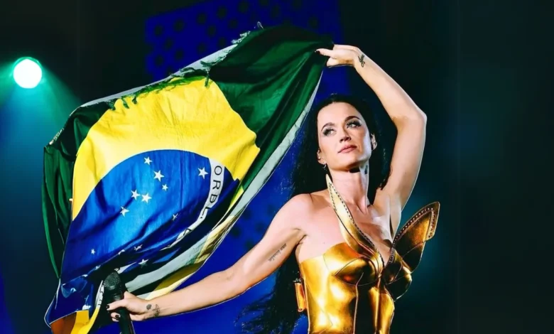 Público lota a praia de Copacabana em evento musical.