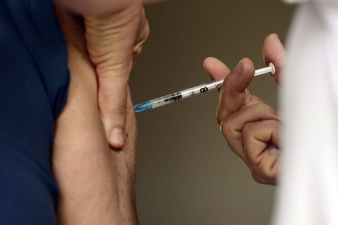 Frasco de vacina contra dengue do Instituto Butantan.
