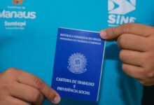 Fila de pessoas em busca de emprego em agência de empregos.