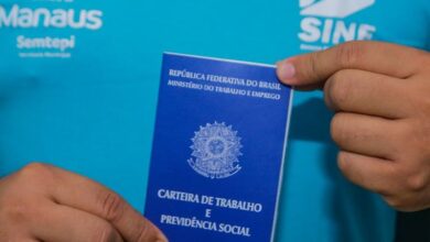 Fila de pessoas em busca de emprego em agência de empregos.