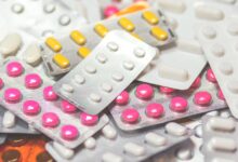 Médicos aplaudindo em congresso sobre novo medicamento para câncer de pâncreas.