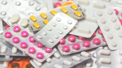 Médicos aplaudindo em congresso sobre novo medicamento para câncer de pâncreas.