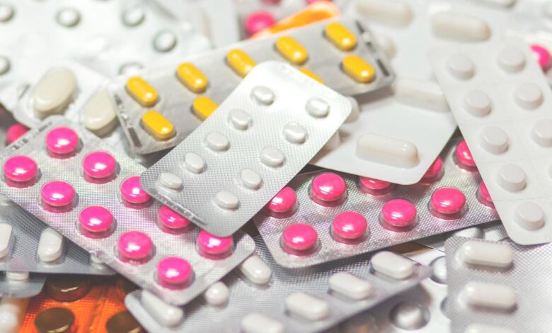 Médicos aplaudindo em congresso sobre novo medicamento para câncer de pâncreas.