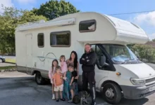 Motorhome da família britânica estacionado em uma paisagem europeia.
