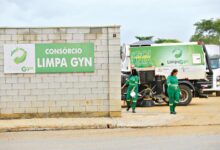 Caminhões de coleta de lixo em Goiânia.