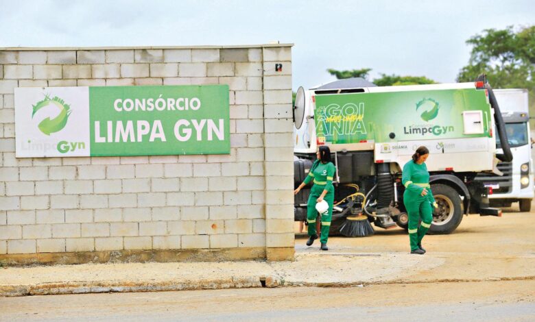 Caminhões de coleta de lixo em Goiânia.