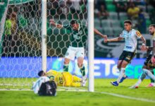 Jogadores do Goiás durante partida contra o Novorizontino na Série B.