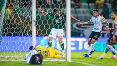Jogadores do Goiás durante partida contra o Novorizontino na Série B.