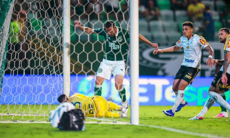 Jogadores do Goiás durante partida contra o Novorizontino na Série B.