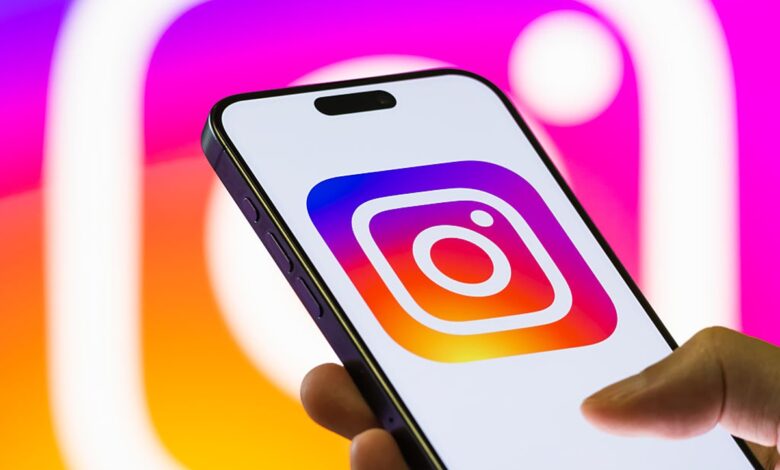 Imagem ilustrativa de um smartphone exibindo o aplicativo Instagram.