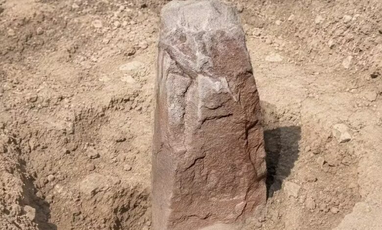 Pedra da Idade do Bronze com suposto rosto humano esculpido, encontrada em Alderney.