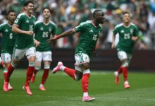 Jogadores do México comemoram gol contra a África do Sul no Estádio Azteca.