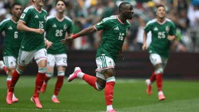 Jogadores do México comemoram gol contra a África do Sul no Estádio Azteca.