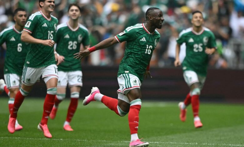 Jogadores do México comemoram gol contra a África do Sul no Estádio Azteca.