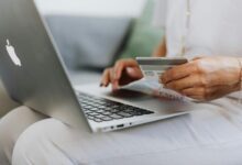 Empreendedores usando tecnologia digital em um ambiente de trabalho.