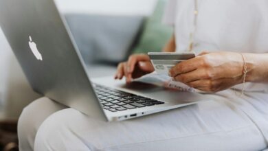 Empreendedores usando tecnologia digital em um ambiente de trabalho.