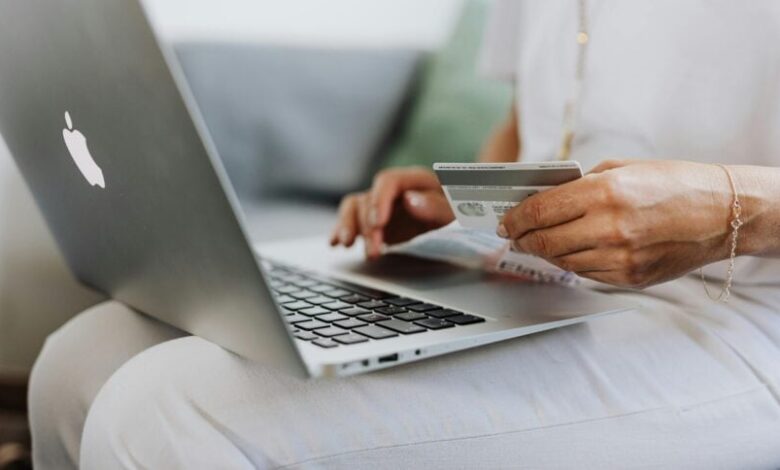 Empreendedores usando tecnologia digital em um ambiente de trabalho.