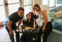 Carlos Pereira ao lado de sua filha Clara, usando a plataforma Livox.