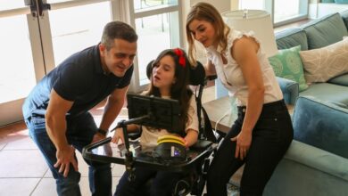 Carlos Pereira ao lado de sua filha Clara, usando a plataforma Livox.