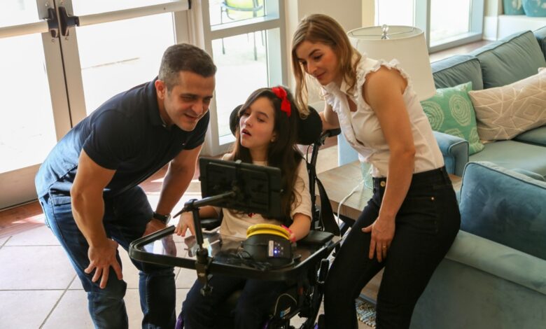 Carlos Pereira ao lado de sua filha Clara, usando a plataforma Livox.