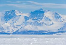Vista aérea da Antártica, coberta por gelo.