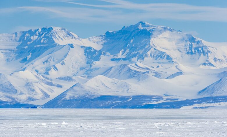 Vista aérea da Antártica, coberta por gelo.