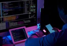 Trabalhadores em um escritório utilizando computadores com tecnologia de inteligência artificial.