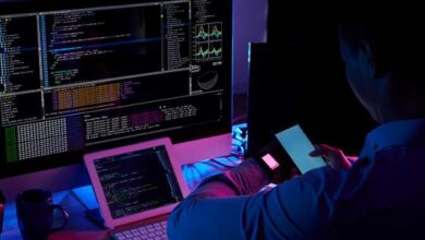 Trabalhadores em um escritório utilizando computadores com tecnologia de inteligência artificial.
