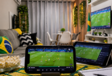 Torcedores assistindo a um jogo de futebol em uma sala de estar.