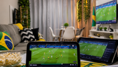 Torcedores assistindo a um jogo de futebol em uma sala de estar.