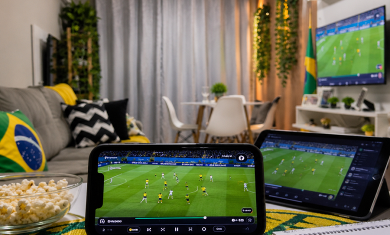 Torcedores assistindo a um jogo de futebol em uma sala de estar.