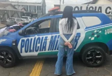 Policiais militares em frente a uma viatura em Aparecida de Goiânia.