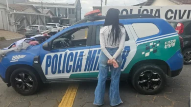 Policiais militares em frente a uma viatura em Aparecida de Goiânia.