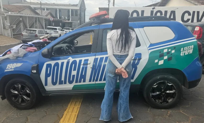 Policiais militares em frente a uma viatura em Aparecida de Goiânia.
