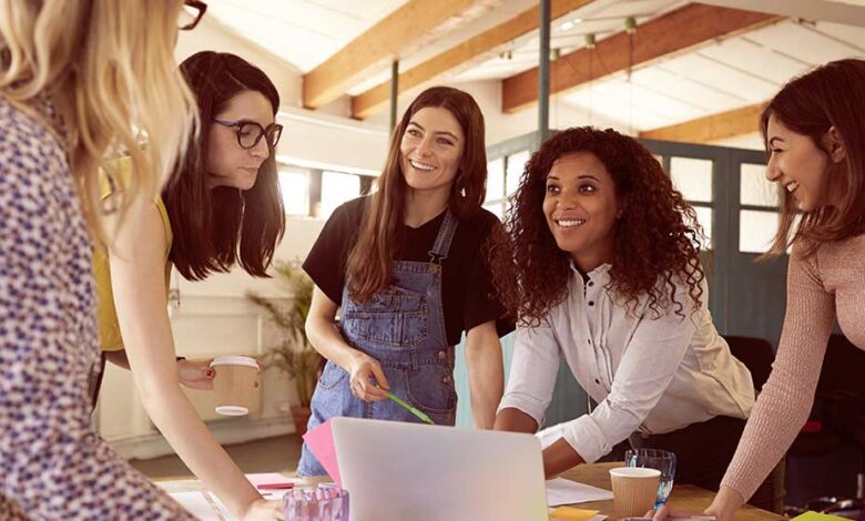 Mulheres se destacando em suas áreas de atuação, mostrando força e resiliência.