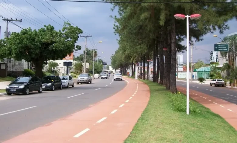 Corredores em diferentes locais de Goiânia, como shopping e estádio.