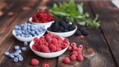 Variedade de frutas vermelhas em uma mesa.