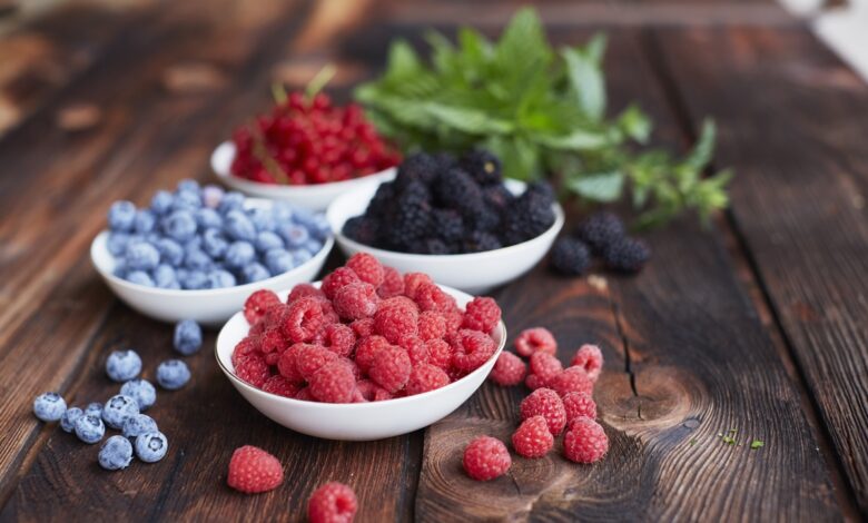 Variedade de frutas vermelhas em uma mesa.