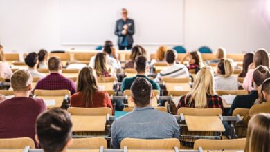 Estudantes universitários em uma aula.