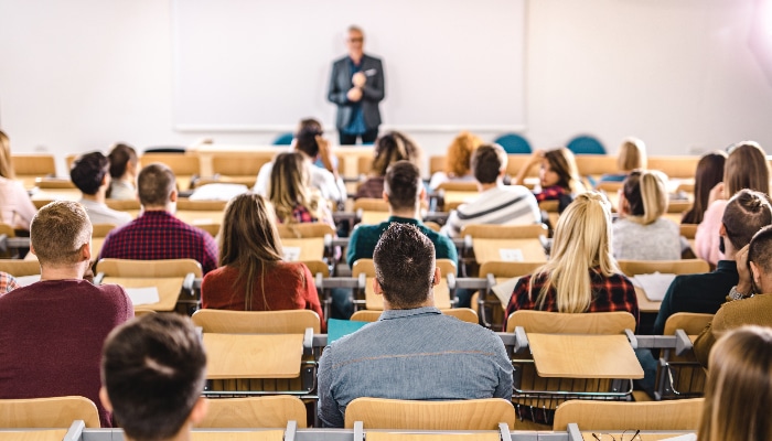 Estudantes universitários em uma aula.