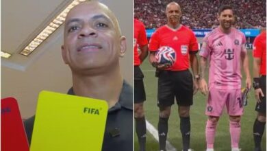 Árbitro brasileiro em ação durante uma partida de futebol.