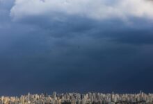 Nuvens escuras indicam a aproximação de uma frente fria em Goiás.