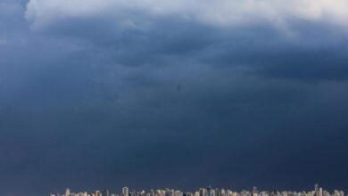 Nuvens escuras indicam a aproximação de uma frente fria em Goiás.
