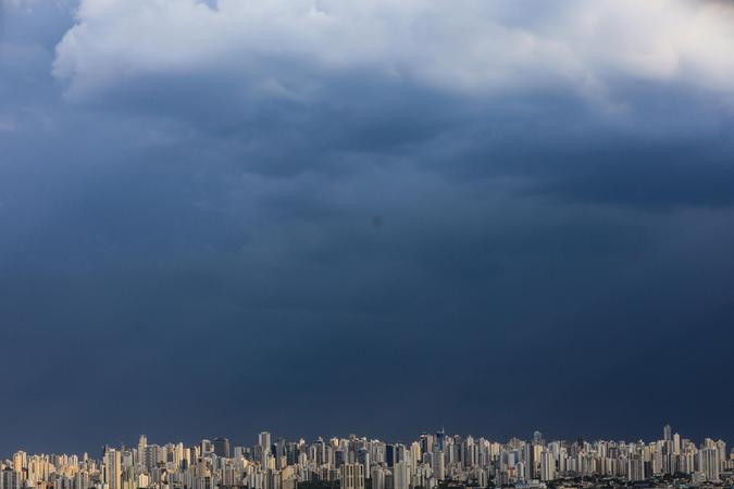 Nuvens escuras indicam a aproximação de uma frente fria em Goiás.