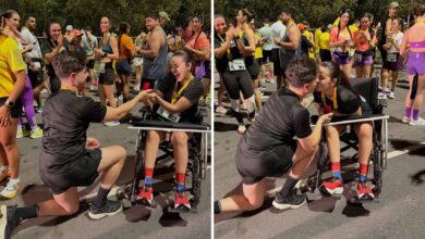 Mulher em cadeira de rodas sendo pedida em casamento após maratona.