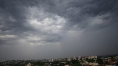 Imagem do céu nublado em Goiânia com previsão de chuvas.